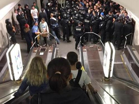 Киевляне устроили перестрелку в столичном метро Киевляне устроили перестрелку в столичном метро