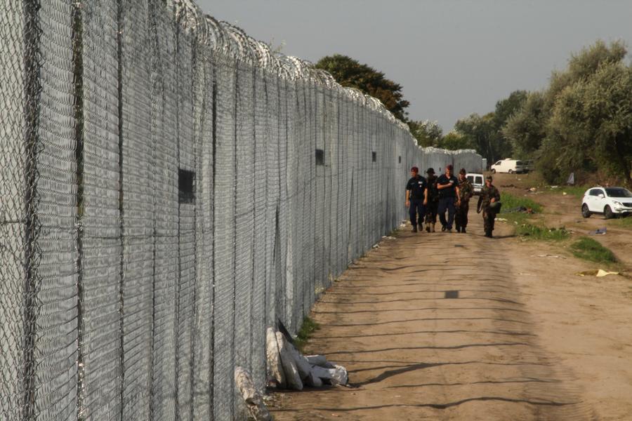 Венгрия начала строительство стены от беженцев на границе с Хорватией Венгрия начала строительство стены от беженцев на границе с Хорватией