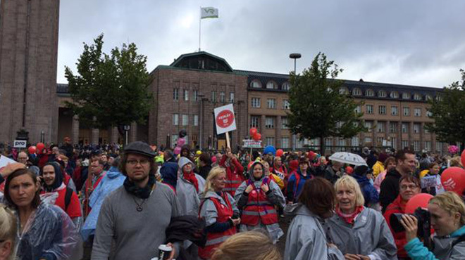 Десятки тысяч финнов вышли на митинги в Хельсинки Десятки тысяч финнов вышли на митинги в Хельсинки