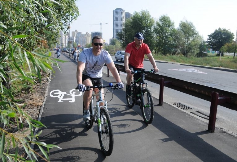 Кличко на новом веломаршруте с Троещины до центра Киева Кличко на новом веломаршруте с Троещины до центра Киева