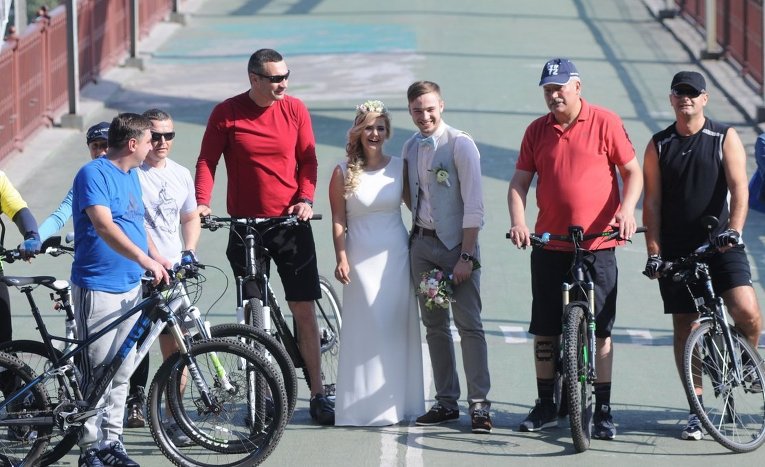 Кличко на новом веломаршруте с Троещины до центра Киева Кличко на новом веломаршруте с Троещины до центра Киева