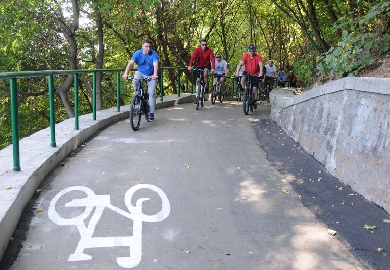 Кличко на новом веломаршруте с Троещины до центра Киева Кличко на новом веломаршруте с Троещины до центра Киева
