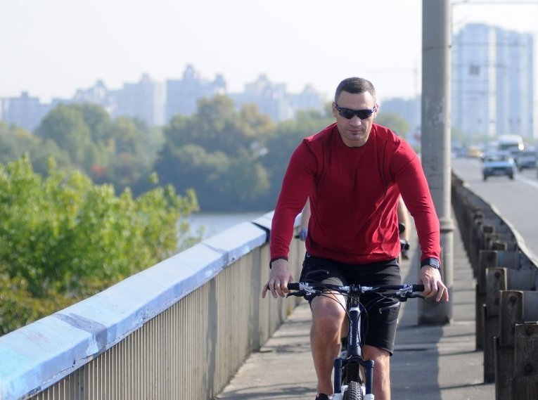 Кличко на новом веломаршруте с Троещины до центра Киева Кличко на новом веломаршруте с Троещины до центра Киева