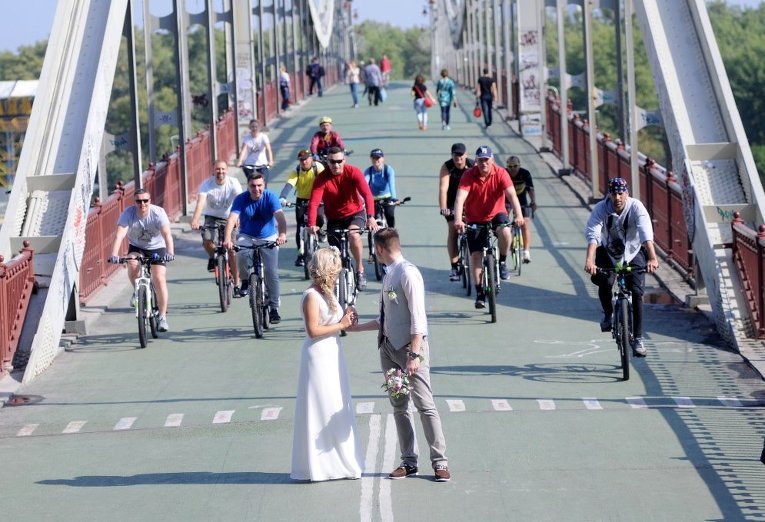 Кличко на новом веломаршруте с Троещины до центра Киева Кличко на новом веломаршруте с Троещины до центра Киева