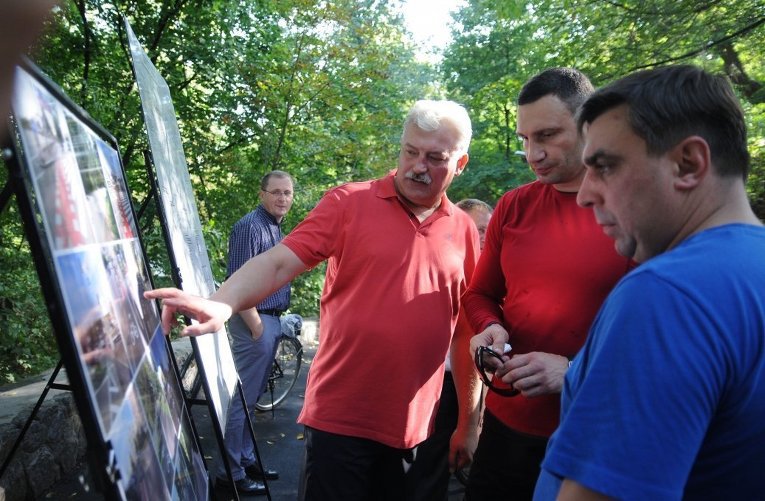 Кличко на новом веломаршруте с Троещины до центра Киева Кличко на новом веломаршруте с Троещины до центра Киева