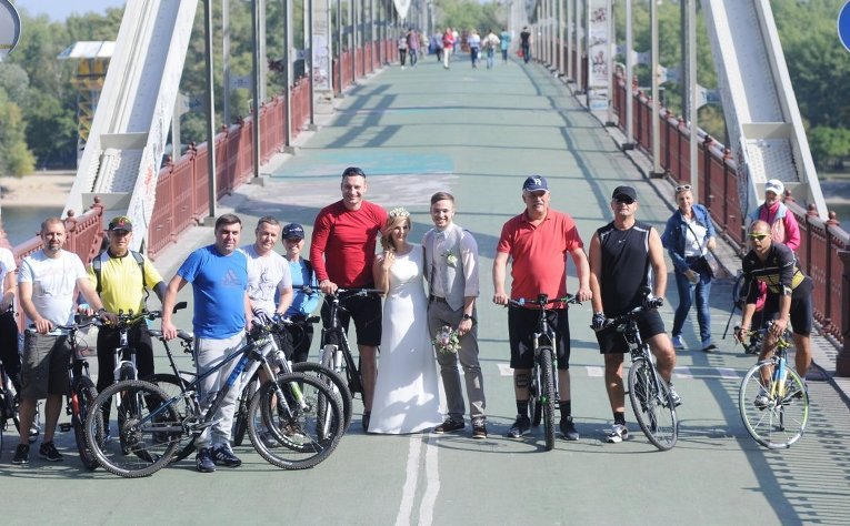 Кличко на новом веломаршруте с Троещины до центра Киева Кличко на новом веломаршруте с Троещины до центра Киева