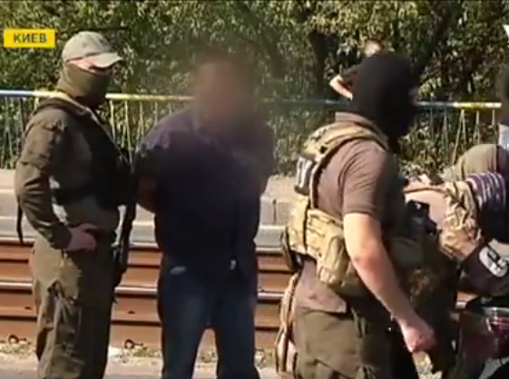 В Киеве спецназовцы СБУ в балаклавах провели спецоперацию, испугав прохожих В Киеве спецназовцы СБУ в балаклавах провели спецоперацию, испугав прохожих