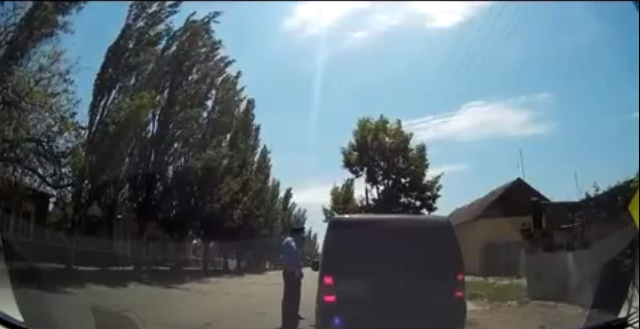 Игорь Мосийчук поставил ГАИшников на колени под дулом автомата Игорь Мосийчук поставил ГАИшников на колени под дулом автомата