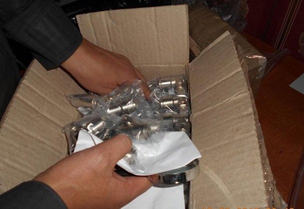 Трое украинцев вывозили в Россию крупную партию радиодеталей Трое украинцев вывозили в Россию крупную партию радиодеталей