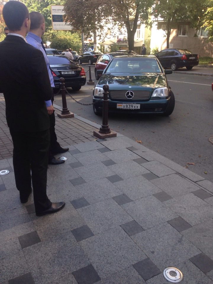 По Киеву ездит сепаратистский автомобиль. Замгенпрокурора Украины просит очевидцев звонить лично ему По Киеву ездит сепаратистский автомобиль. Замгенпрокурора Украины просит очевидцев звонить лично ему