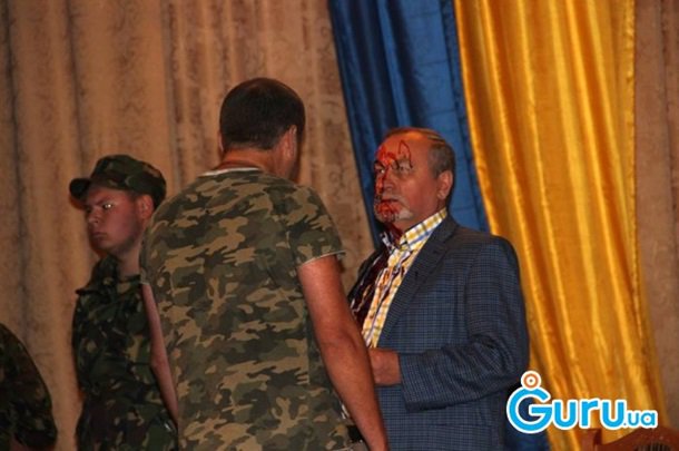 На родине Бандеры правосеки облили свиной кровью и сорвали юбилей бывшего соратника Кучмы и Медведчука На родине Бандеры правосеки облили свиной кровью и сорвали юбилей бывшего соратника Кучмы и Медведчука