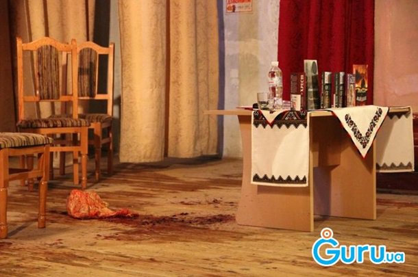 На родине Бандеры правосеки облили свиной кровью и сорвали юбилей бывшего соратника Кучмы и Медведчука На родине Бандеры правосеки облили свиной кровью и сорвали юбилей бывшего соратника Кучмы и Медведчука