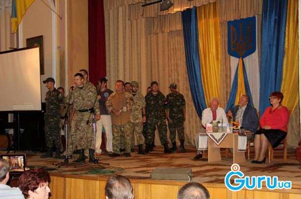 На родине Бандеры правосеки облили свиной кровью и сорвали юбилей бывшего соратника Кучмы и Медведчука На родине Бандеры правосеки облили свиной кровью и сорвали юбилей бывшего соратника Кучмы и Медведчука