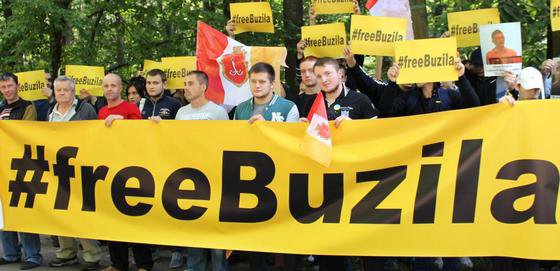 В Одессе задержаны более 60 сторонников журналиста Артема Бузилы В Одессе задержаны более 60 сторонников журналиста Артема Бузилы