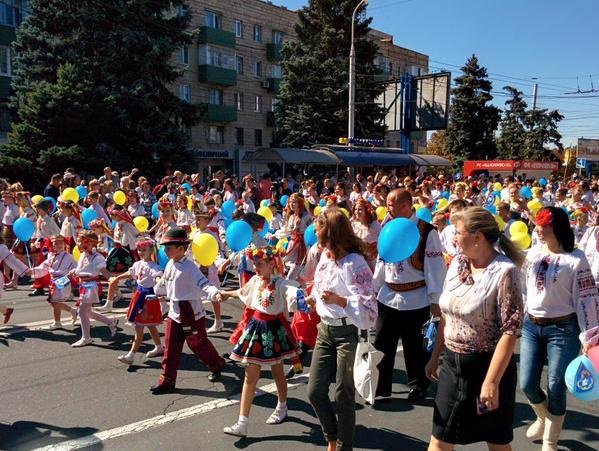 На День города в Мариуполе устроили парад вышиванок На День города в Мариуполе устроили парад вышиванок