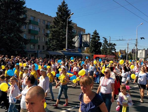 На День города в Мариуполе устроили парад вышиванок На День города в Мариуполе устроили парад вышиванок