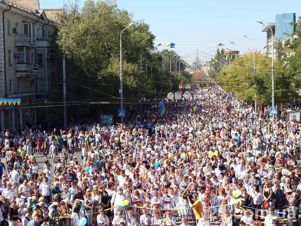 На День города в Мариуполе устроили парад вышиванок На День города в Мариуполе устроили парад вышиванок