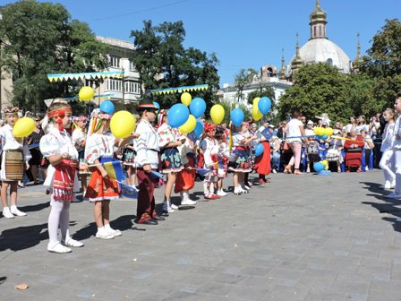На День города в Мариуполе устроили парад вышиванок На День города в Мариуполе устроили парад вышиванок