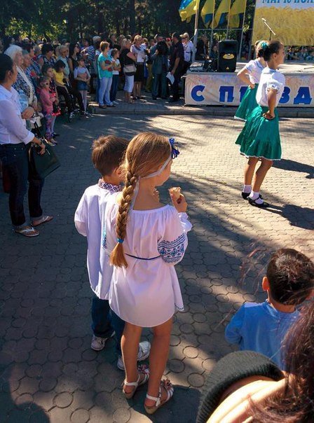 На День города в Мариуполе устроили парад вышиванок На День города в Мариуполе устроили парад вышиванок