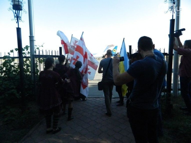 Встреча Кикабидзе в Запорожье: лезгинка и вино Встреча Кикабидзе в Запорожье: лезгинка и вино