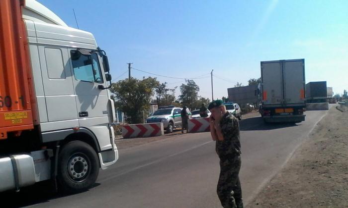 На КПП Каланчак начали пропускать фуры в Крым На КПП Каланчак начали пропускать фуры в Крым