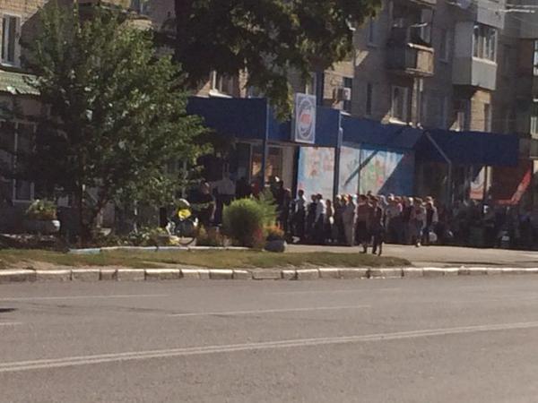 Обнищавшее население Украины выстраивается в очереди за продуктами