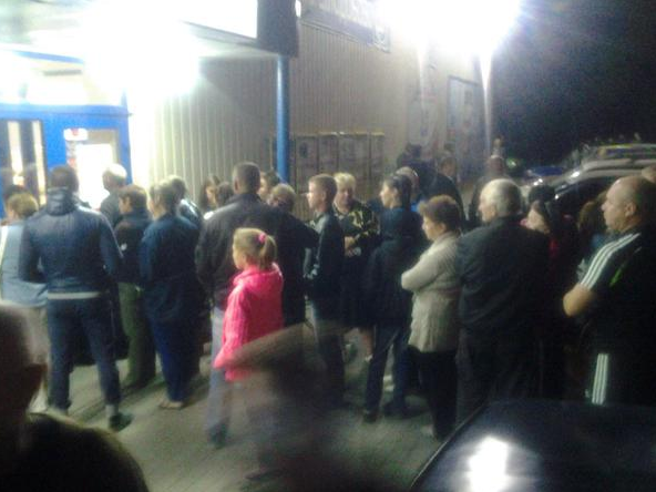 Обнищавшее население Украины выстраивается в очереди за продуктами