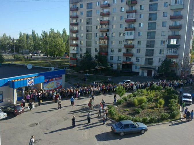 Обнищавшее население Украины выстраивается в очереди за продуктами