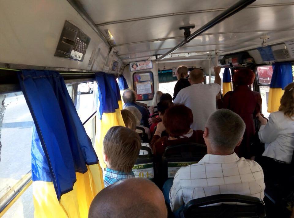 В киевской маршрутке флаги Украины пустили на занавески В киевской маршрутке флаги Украины пустили на занавески