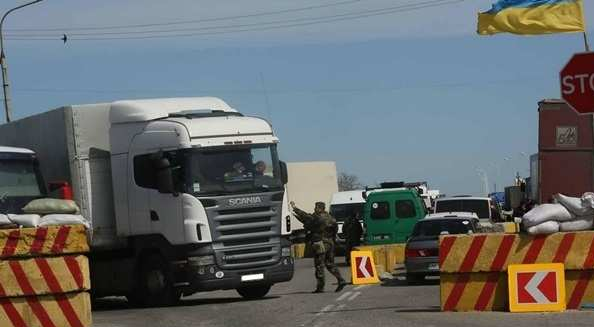 Третий день блокады Крыма: застолье активистов и прорыв фур по полям Третий день блокады Крыма: застолье активистов и прорыв фур по полям