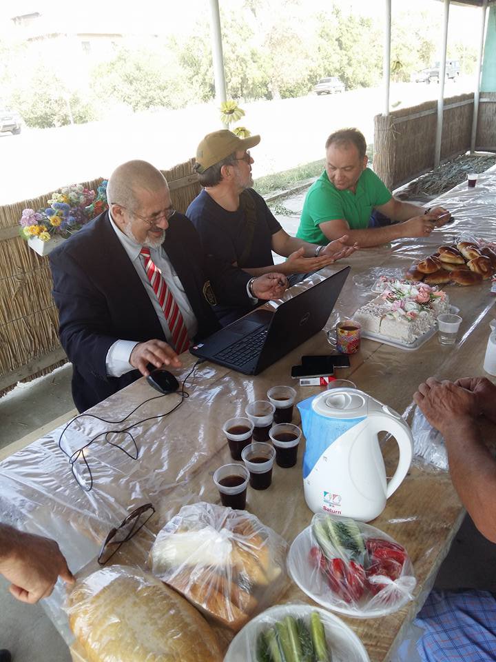 Третий день блокады Крыма: застолье активистов и прорыв фур по полям Третий день блокады Крыма: застолье активистов и прорыв фур по полям