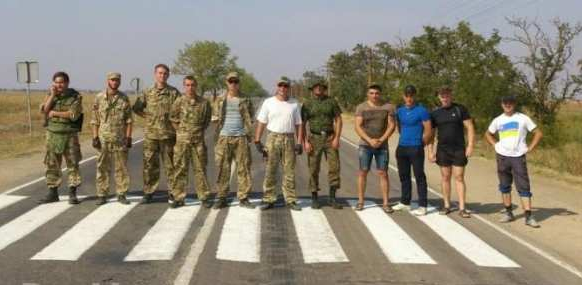 Третий день блокады Крыма: застолье активистов и прорыв фур по полям Третий день блокады Крыма: застолье активистов и прорыв фур по полям