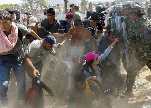 Шизофрения европолитики: захлебнувшись в мигрантах, Франция решила бомбить Сирию... в целях самообороны! Шизофрения европолитики: захлебнувшись в мигрантах, Франция решила бомбить Сирию... в целях самообороны!