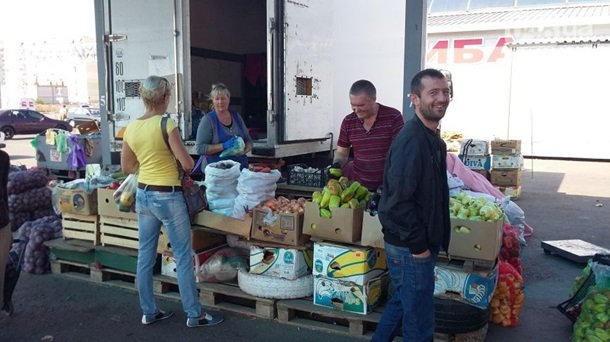 Из-за блокады Крыма фуры с овощами едут в Одессу Из-за блокады Крыма фуры с овощами едут в Одессу