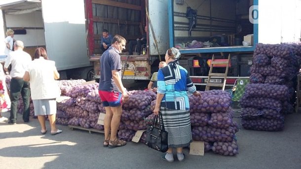 Из-за блокады Крыма фуры с овощами едут в Одессу Из-за блокады Крыма фуры с овощами едут в Одессу