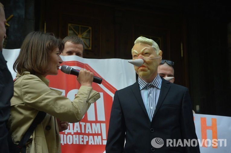 Протесты под ГПУ: активисты в масках Буратино требуют отставки Шокина Протесты под ГПУ: активисты в масках Буратино требуют отставки Шокина