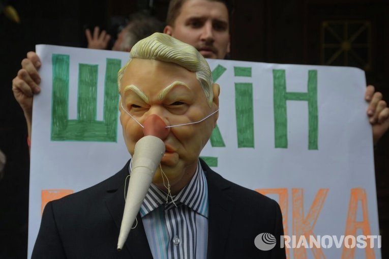 Протесты под ГПУ: активисты в масках Буратино требуют отставки Шокина Протесты под ГПУ: активисты в масках Буратино требуют отставки Шокина