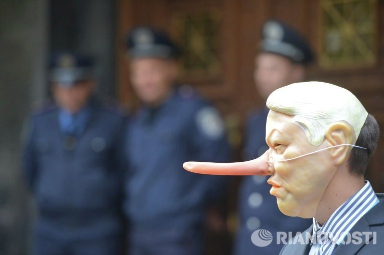 Протесты под ГПУ: активисты в масках Буратино требуют отставки Шокина Протесты под ГПУ: активисты в масках Буратино требуют отставки Шокина