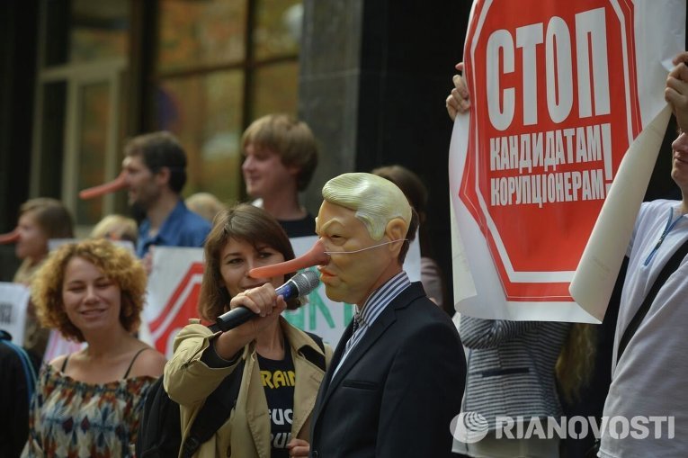 Протесты под ГПУ: активисты в масках Буратино требуют отставки Шокина Протесты под ГПУ: активисты в масках Буратино требуют отставки Шокина