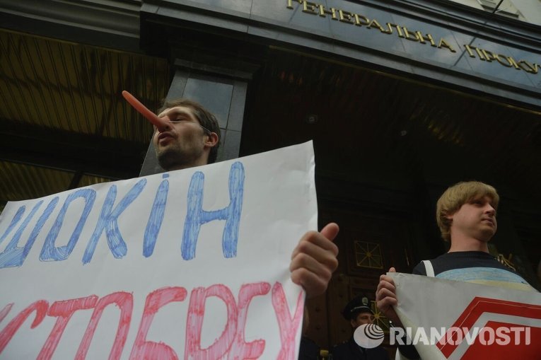 Протесты под ГПУ: активисты в масках Буратино требуют отставки Шокина Протесты под ГПУ: активисты в масках Буратино требуют отставки Шокина