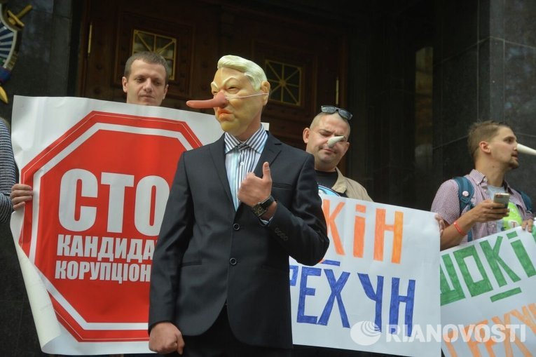 Протесты под ГПУ: активисты в масках Буратино требуют отставки Шокина Протесты под ГПУ: активисты в масках Буратино требуют отставки Шокина