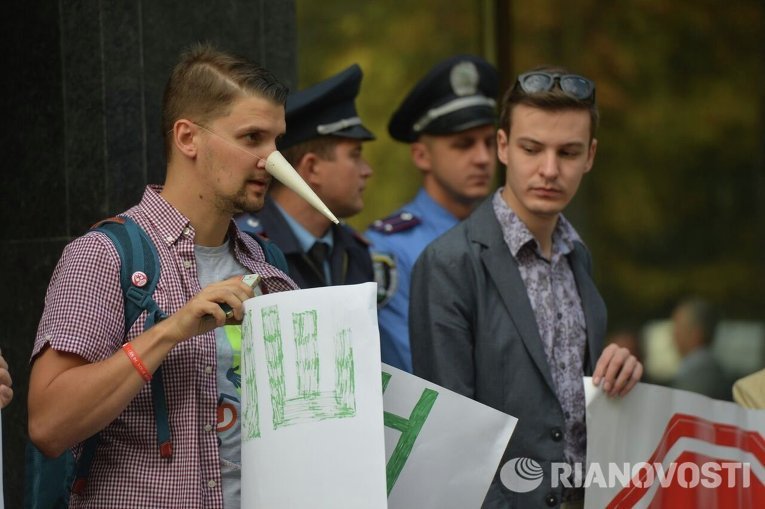 Протесты под ГПУ: активисты в масках Буратино требуют отставки Шокина Протесты под ГПУ: активисты в масках Буратино требуют отставки Шокина