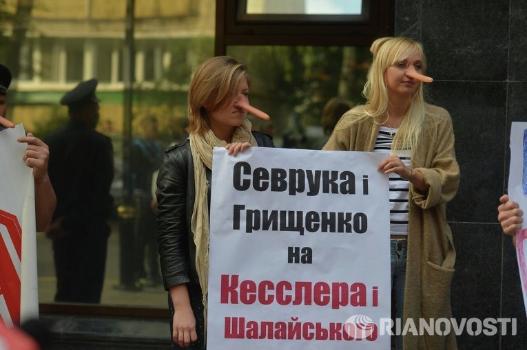 Протесты под ГПУ: активисты в масках Буратино требуют отставки Шокина Протесты под ГПУ: активисты в масках Буратино требуют отставки Шокина