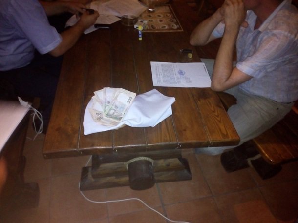 "На меня надели наручники!!! Какого х##! Кому-то это выгодно! Уроды, б####!!!", - задержанный полицией пьяный мужчина устроил дебош в райотделе.