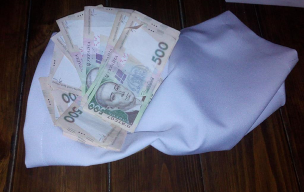 "На меня надели наручники!!! Какого х##! Кому-то это выгодно! Уроды, б####!!!", - задержанный полицией пьяный мужчина устроил дебош в райотделе.