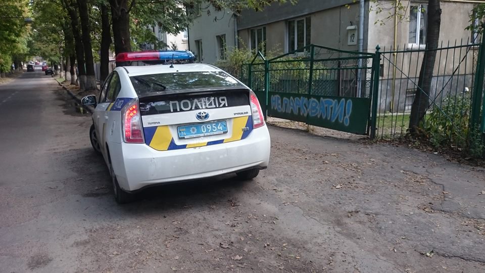«Я паркуюсь, как рагуль»: в соцсетях высмеяли патрульную полицию Львова «Я паркуюсь, как рагуль»: в соцсетях высмеяли патрульную полицию Львова