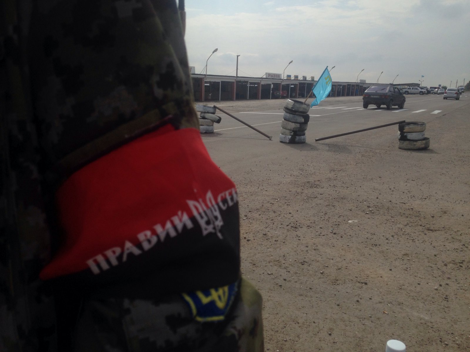 «Мирная акция»: Боевики с автоматами топчут флаги России на границе с Крымом «Мирная акция»: Боевики с автоматами топчут флаги России на границе с Крымом