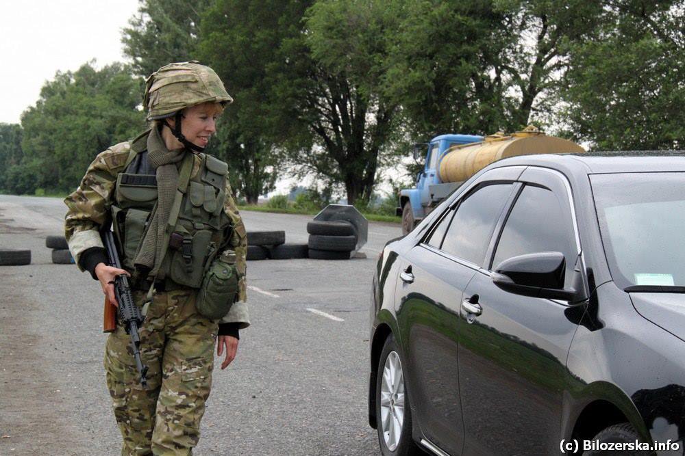 «Мирная акция»: Боевики с автоматами топчут флаги России на границе с Крымом «Мирная акция»: Боевики с автоматами топчут флаги России на границе с Крымом
