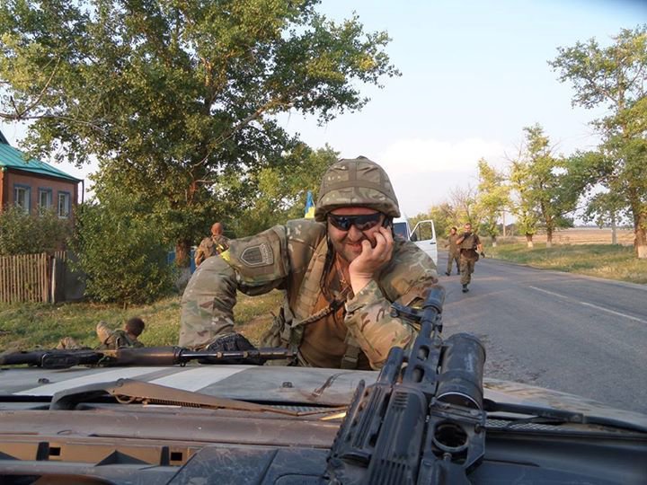 «Мирная акция»: Боевики с автоматами топчут флаги России на границе с Крымом «Мирная акция»: Боевики с автоматами топчут флаги России на границе с Крымом