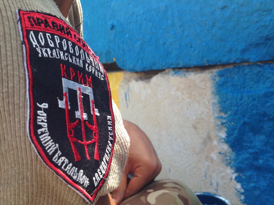 «Мирная акция»: Боевики с автоматами топчут флаги России на границе с Крымом «Мирная акция»: Боевики с автоматами топчут флаги России на границе с Крымом